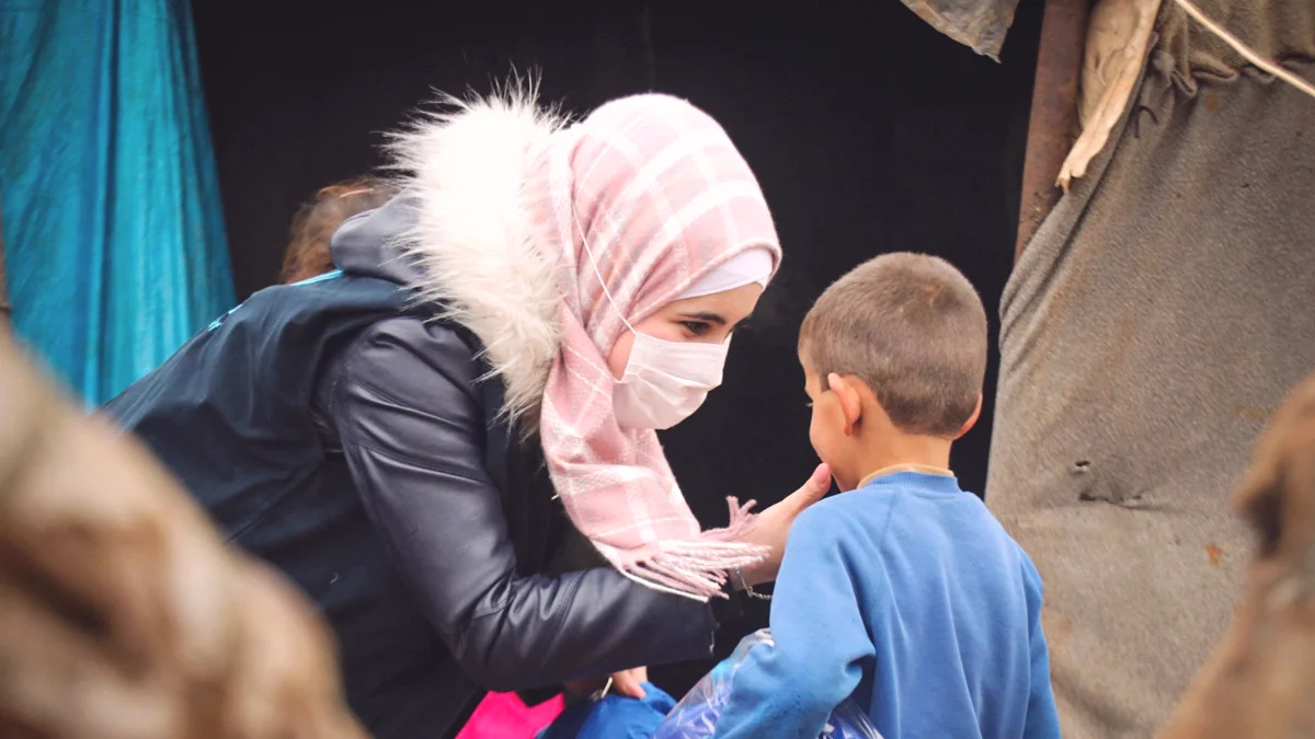توزيع الملابس الشتوية على اطفال المخيمات