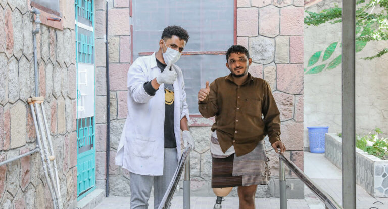 كيف كان مركز تعز للأطراف الصناعية شعاع الأمل في حياة بطلناعبده جلمود