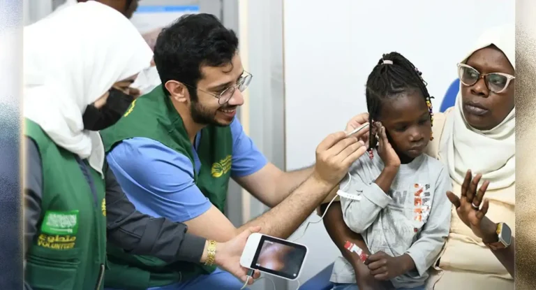 نجاح 27 عملية زراعة قوقعة ضمن برنامج سمع السعودية في السنغال