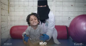 جهود نوعية في العلاج الطبيعي للأطفال ذوي الإعاقات الحركية بمركز الأطراف في عدن بدعم مركز الملك سلمان