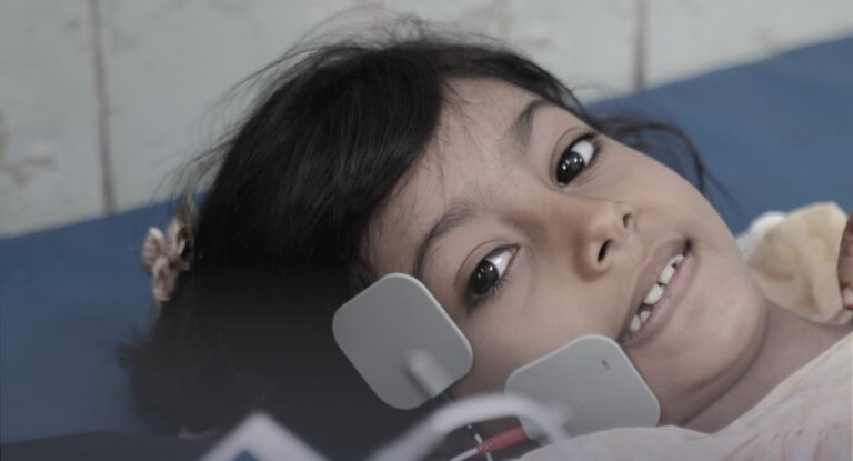 جوري… طفلة بعمر 8 سنوات، فقدت ابتسامتها ليومٍ ما، لكنها ما فقدت الأمل.