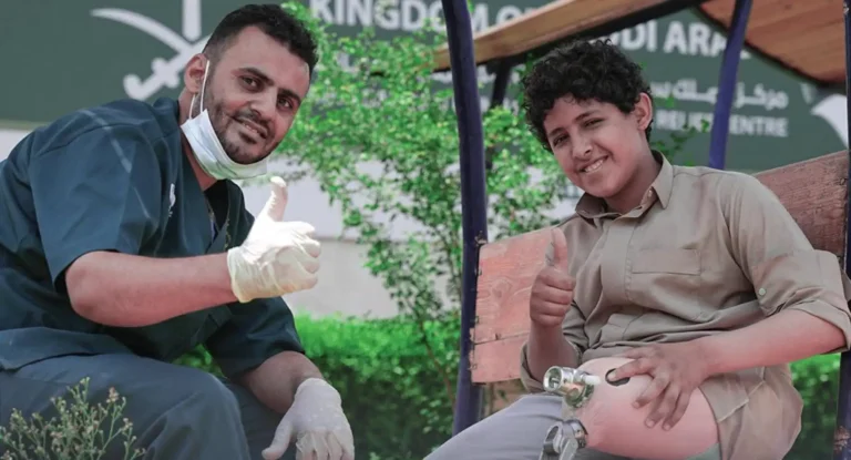 كيف استعاد أدهم حياته قصة عودة إلى مقاعد الدراسة في مأرب باليمن